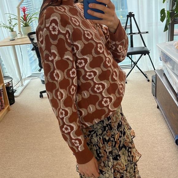 Aritzia crewneck sweater - Picture 2 of 3